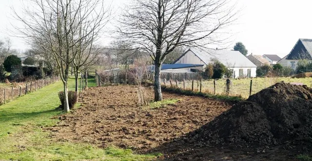 photo  le terrain fraîchement nivelé, attend samedi après-midi, les jardiniers expérimentés ou débutants.  &copy;  ouest-france 