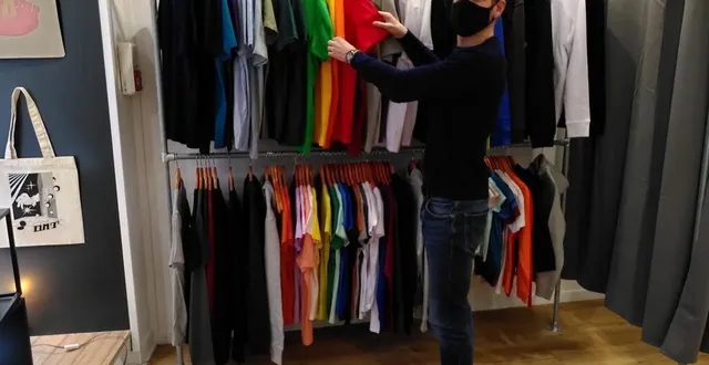 photo  benoît delsol expose les t-shirts et sweats qu’il peut personnaliser en direct avec ses clients  &copy;  le maine libre 