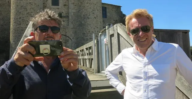 photo  le conteur yannick jaulin, ici aux côtés de l’animateur jérôme pitorin, a voulu garder en souvenir ce beau château de saint-mesmin-la-ville.  &copy;  co - dominique cadu 