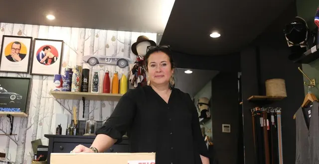 photo  catherine sasso, gérante de la boutique klubb, regrette des soldes qui s’éternisent.  &copy;  ouest-france 