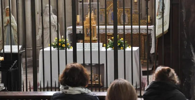 photo  les fidèles sont venus se recueillir devant le grand reliquaire protégé par les grilles de la chapelle de saint louis.  &copy;  le maine libre 