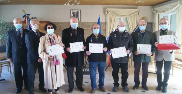 photo  de gauche à droite : jean lavollé, président départemental de l’unc ; le président de la section saint-georges, jean-pierre briard et les médaillés, josette et jacques fontaine, henri robic, marcel laborne et jean gilbet.  &copy;  ouest-france 