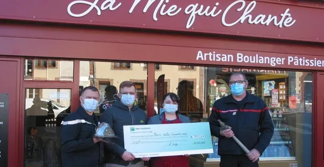 photo  antoine et marine ont remis un chèque de 350 € à l’amicale des sapeurs- pompiers de sainte-gauburge.  &copy;  ouest-france 