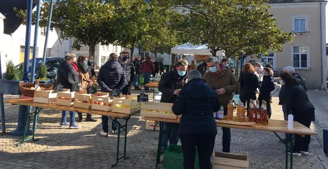 photo  un petit marché a été organisé, dimanche, de 7 h à 13 h, place de la liberté par les membres du conseil municipal pour pallier la fermeture de la boulangerie et de l’épicerie du village.  &copy;  ouest-france 