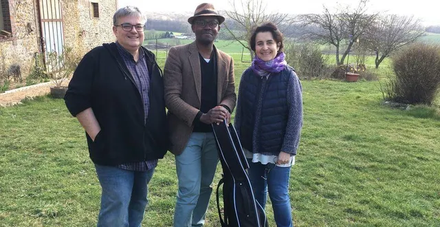photo  adonis, jeune chanteur béninois, en repérage à roussigny, entouré de louise et patrick marty.  &copy;  louise-patrick marty 
