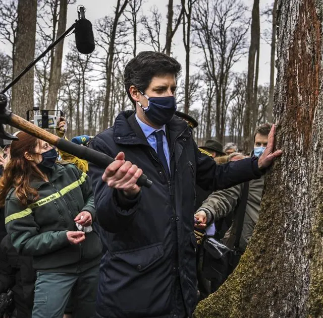photo julien denormandie, ce vendredi 5 mars, lors de sa venue en forêt de bercé.  ©  denis lambert - le maine libre