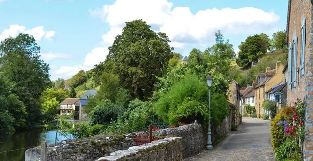 photo  une rue de la commune de fresnay, en bord de sarthe, avec ses maisons de tisserands.  &copy;  ouest-france 