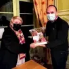 photo le maire sébastien huet, à droite, les adjoints et les conseillers municipaux ont remis des colis garnis aux aînés de la commune.