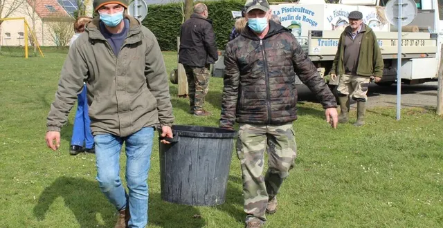photo  les bénévoles de la section pèche de saint-rémy-des-monts ont procédé à un lâcher de 120 kg de truites dans l’étang communal.  &copy;  le maine libre 
