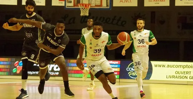 photo  thibault alexis s’en va à l’assaut de la défense adverse.  &copy;  ouest-france 