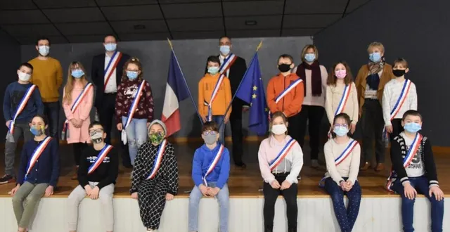 photo  les 14 jeunes élus présents lors de l’installation, et les cinq adultes en charge de les accompagner.  &copy;  le maine libre 