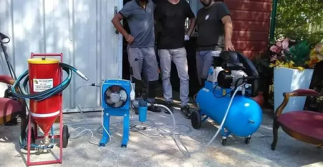 photo  olivier guindo (à gauche), steven siblas (au centre) et romain benoist (à droite) à la recyclerie avec les nouvelles machines qui permettent de poncer par la technique de l’aérogommage.  &copy;  photo le maine libre 