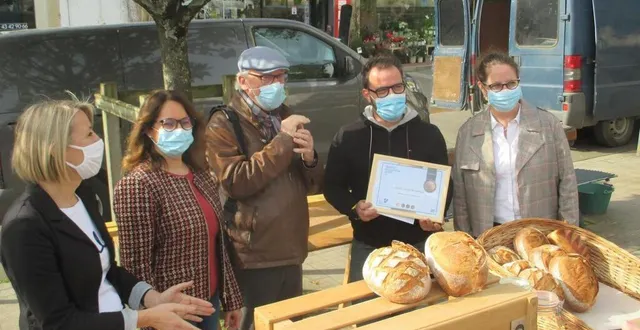 photo  françoise brard, adèle soreau, eric cocheteux, frédéric houdayer et nadia marandeau., tous membres de la caisse locale du crédit agricole.  &copy;  ouest-france 