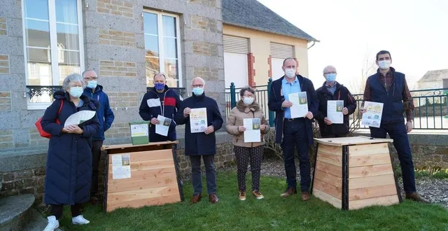 photo  les élus se sont réparti tous les foyers à visiter. ils remettront à chaque foyer un rouleau de sacs jaunes.  &copy;  ouest-france 