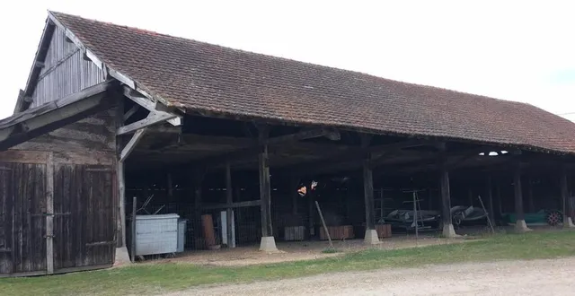 photo  le hangar sur le site des gillards est en train de s’écrouler. la municipalité envisage sa démolition et la construction d’un atelier communal digne de ce nom à la place.  &copy;  ouest-france 