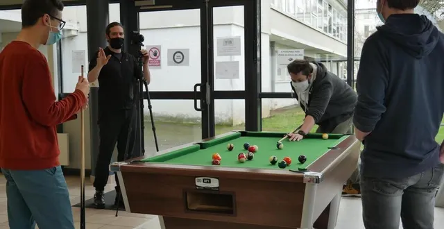 photo  le photographe a passé sa journée à prendre des clichés du lycée robert-garnier, ici dans la cafétéria.  &copy;  le maine libre 