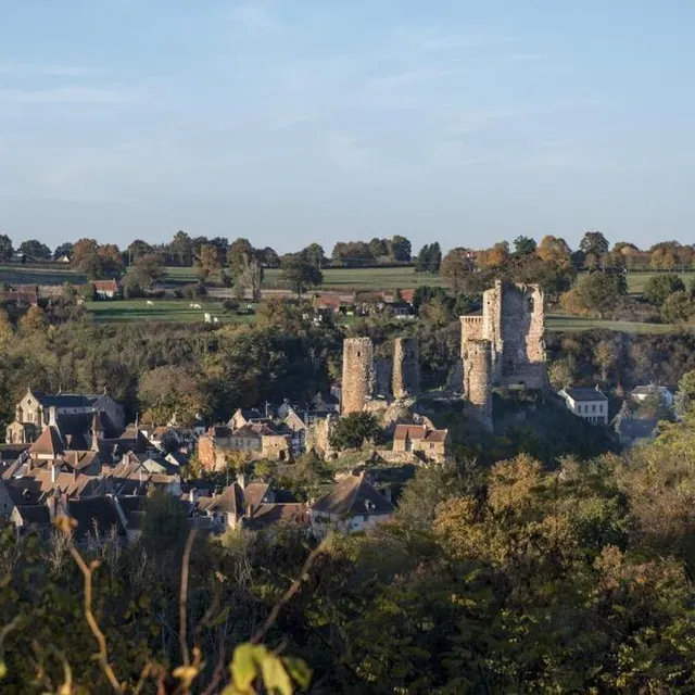 photo hérisson et son château médiéval.  ©  morgane productions / france televisions