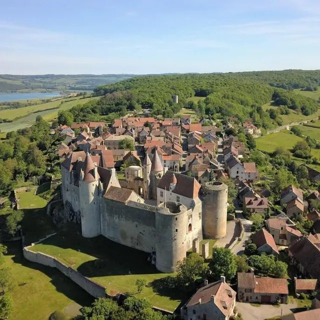 photo châteauneuf se situe à proximité du canal de bourgogne.  ©  morgane production / france televisions