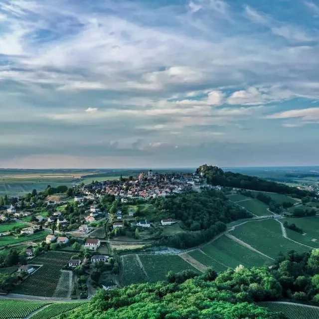 photo sancerre est connue pour ses vins mais aussi son fromage, le crottin de chavignol.  ©  morgane production / france televisions