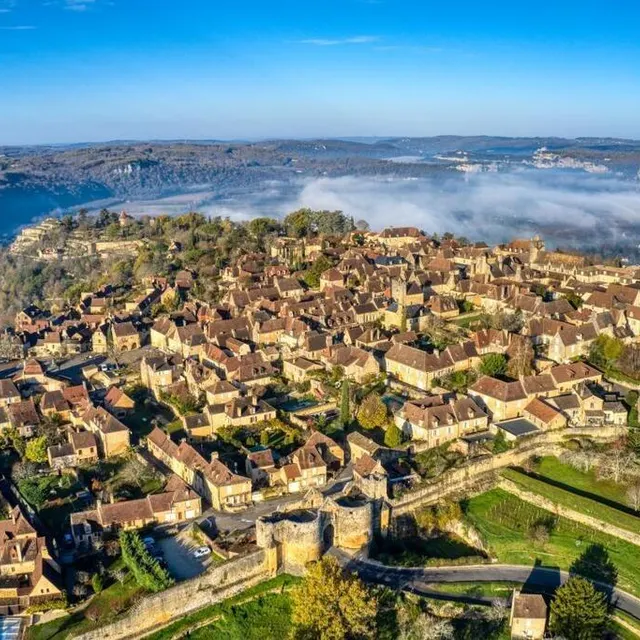 photo la bastide de domme a survécu aux nombreuses guerres dont celle de 100 ans.  ©  morgane production / france televisions