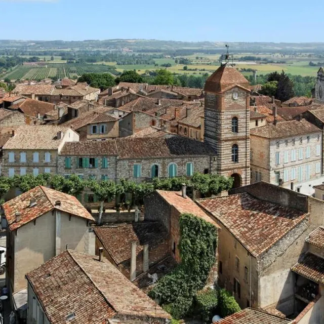 photo auvillar et ses briques rouges, typiques du sud-ouest.  ©  morgane production / france televisions