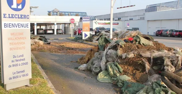 photo  les accès au centre leclerc de la flèche étaient perturbés ce mardi 9 mars 2021.  &copy;  le maine libre 