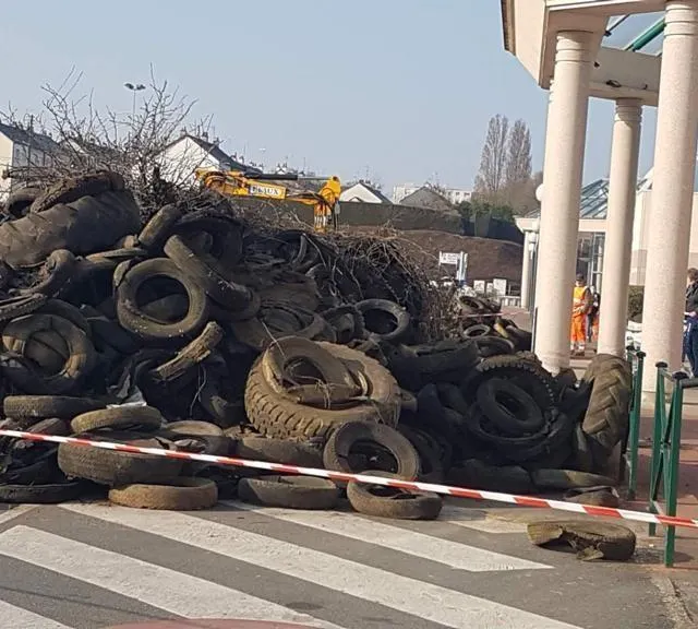 photo les agriculteurs ont également bloqué le centre leclerc des fontenelles.  ©  photo le maine libre