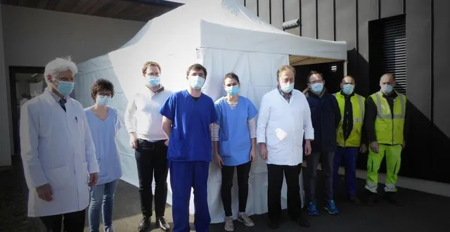 photo  médecins, employés municipaux et bénévoles de l’association ont installé le barnum le 8 mars 2021.  &copy;  le maine libre 