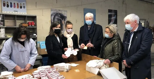 photo  champagné, lundi 8 mars 2021. dominique le mèner, président du conseil départemental de la sarthe, dominique aubin et patrick desmazières, conseillers départementaux du canton de changé, ont visité à champagné les ateliers de fabrication des serviettes hygiéniques lavables de la marque week’up.  &copy;  photo le maine libre 