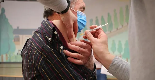photo  la vaccination se poursuit au centre de la flèche. ici, roland a reçu une dose mardi 9 mars 2021.  &copy;  ouest-france 