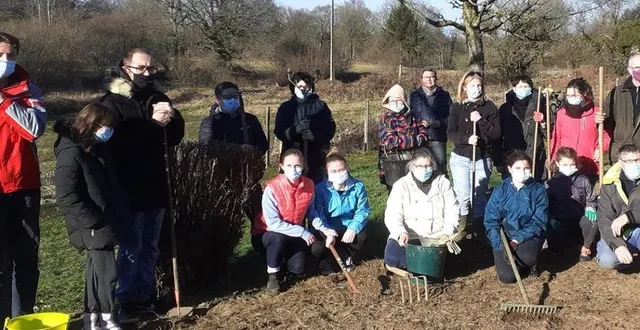 photo  pour la photo, les adhérents des jardins de chanu prennent une pause bien méritée.  &copy;  ouest-france 