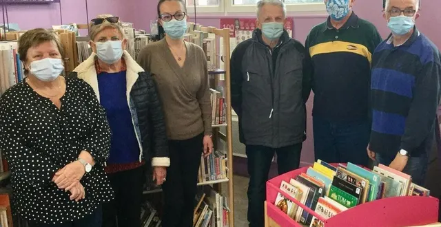 photo  les responsables de la médiathèque de sainte-gauburge-sainte-colombe, autour d’annie olivier (à gauche), accueillent les lecteurs.  &copy;  ouest-france 