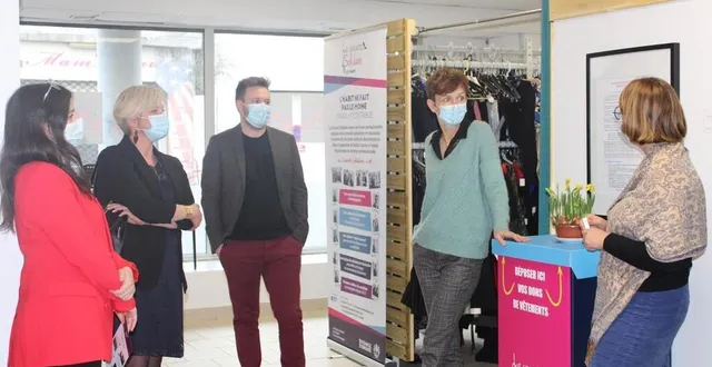 photo  véronique noël, déléguée départementale aux droits des femmes et à l’égalité, 2e en partant de la gauche, avec une partie de l’équipe de la cravate solidaire : amélie tison, chargée de mission, étienne moulin, chargé de développement, blandine landoas directrice, et aurélie pérot, présidente.  &copy;  le maine libre 