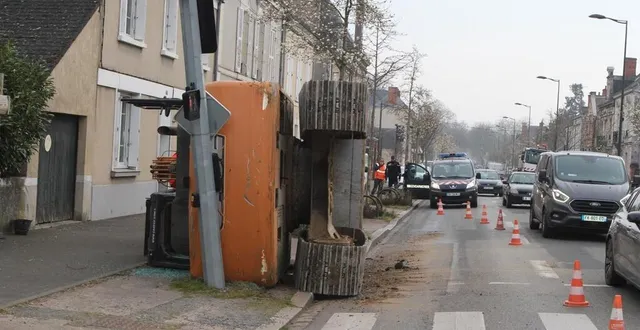 photo  la pelle mécanique est tombée d’une remorque porte char.  &copy;  le maine libre 
