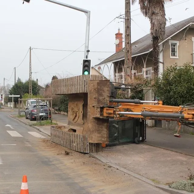 photo la pelleteuse est tombée côté trottoir.  ©  le maine libre