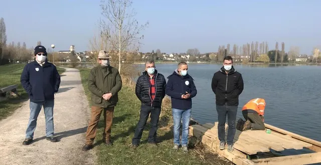 photo  près du ponton en construction au mêle-sur-sarthe , autour de didier ratier, au centre, les représentants de la fédération de pêche de l’orne et guy mallet.  &copy;  ouest-france 