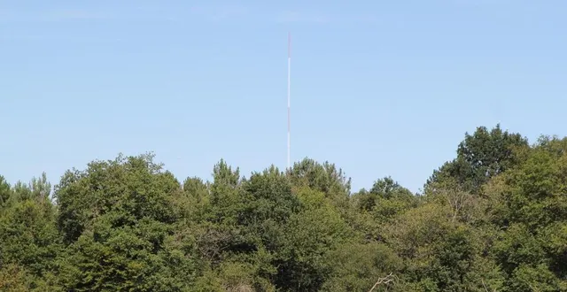 photo  un mât de mesure est installé depuis plusieurs mois dans les bois de la frogerie.  &copy;  archives le maine libre 