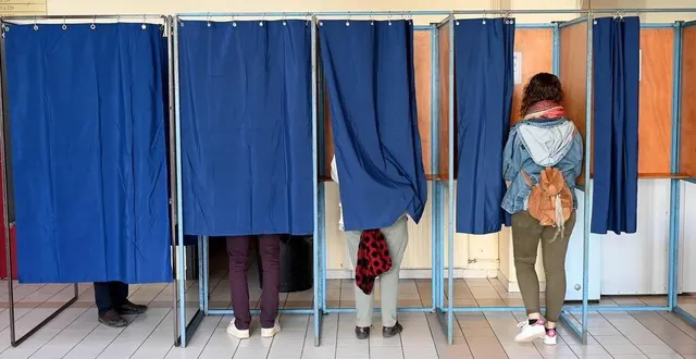 photo  des électeurs dans les isoloirs d’un bureau de vote.  &copy;  archives jérôme fouquet / ouest-france 
