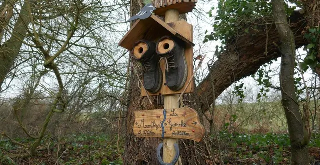 photo  on a aussi beaucoup d’humour pour baliser les sentiers.  &copy;  le maine libre 