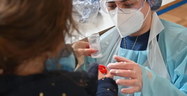 photo  pour le test salivaire, l’enfant doit cracher un peu de salive dans un flacon.  &copy;  photo po – nathalie bourreau 