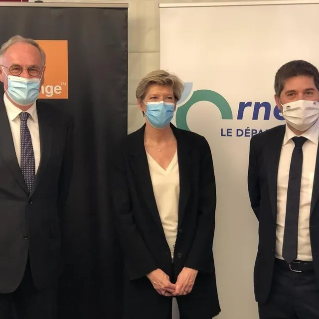 photo christophe de balorre (président du département), fabienne dulac (directrice générale adjointe d’orange france) et jérôme nury (député), ce vendredi 12 mars, lors du point sur le déploiement de la fibre.  ©  ouest-france