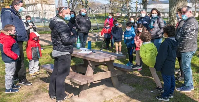 photo  matthieu derouet, l’organisateur du jeu, donne les consignes aux premiers participants. 