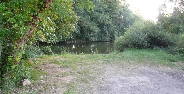 photo  c’est sur un terrain de loisirs, en bord de rivière, à vivoin (sarthe) que le jeune autiste aurait été battu à mort. le compagnon de sa mère comparaît pour meurtre aux assises de la sarthe du 24 au 26 mars 2021.  &copy;  photo archives le maine libre 