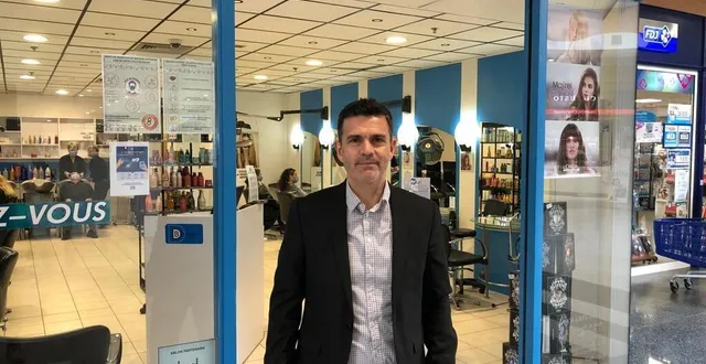 photo  emmanuel bruneau tient deux salons de coiffure dans la galerie marchande du centre leclerc d’allonnes.  &copy;  photo le maine libre 