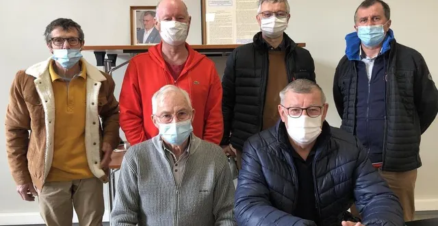 photo  le bureau et quelques membres du conseil d’administration de la bayard omnisports : (assis, à gauche) maurice chéramy, désormais président d’honneur, au côté de michel sauvaget, trésorier adjoint. debout, de gauche à droite : alain béché, jean-luc tabesse, président, hubert chaillou, et jean-luc edeline, trésorier.  &copy;  ouest-france 