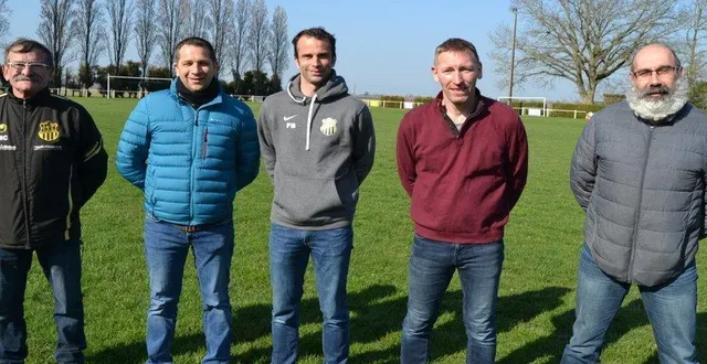 photo  le président de l’usvm florent barbier entouré des deux restaurateurs et de deux autres dirigeants du club.  &copy;  le maine libre 