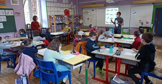 photo  les 16 élèves de ce1 et cinq élèves de ce2 de la classe de meggie martin (à gauche) ont suivi avec un grand intérêt l’atelier proposé par cédric delcloy, membre de l’association faune et flore de l’orne.  &copy;  ouest-france 