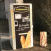 photo  un distributeur de pain est en service, route de paris à sainte-gauburge. 