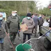 photo une trentaine de bénévoles sous la direction de patrick roncin, au centre, pour repartir en quinze zones, les truites de la pisciculture de torpt en eure-et-loir.