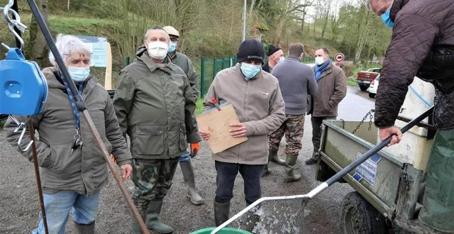 photo  une trentaine de bénévoles sous la direction de patrick roncin, au centre, pour repartir en quinze zones, les truites de la pisciculture de torpt en eure-et-loir.  &copy;  ouest-france 